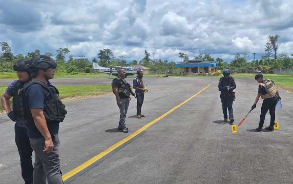 Olah TKP Penembakan di Bandara Korowai Batu