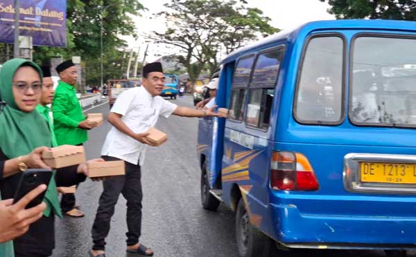 Ramadan Penuh Kasih: PKB Maluku Gencar Berbagi "Takjil Cinta" ke Masyarakat 1 PKB Maluku Berbagi Takjil Cinta
