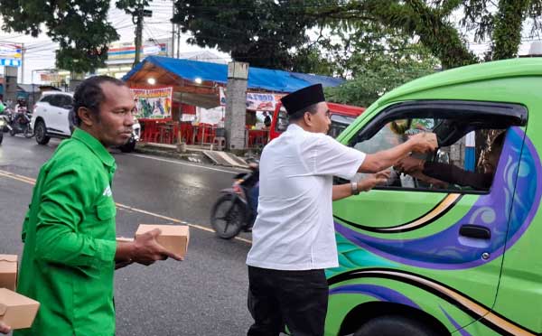 Ramadan Penuh Kasih: PKB Maluku Gencar Berbagi "Takjil Cinta" ke Masyarakat 2 PKB Maluku Berbagi Takjil Cinta2