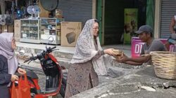 Momen Peduli Sesama : PKK Ambon-MT Al Madinah Berbagi 400 Paket Takjil ke Warga 9 PKK Ambon MT Al Madinah Berbagi Takjil