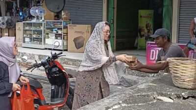 PKK Ambon MT Al Madinah Berbagi Takjil