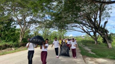 Gelar Kerja Bakti, Polda PBD Bersihkan Sepanjang Ruas Jalan Sandiwon