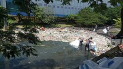 Wali Kota Ambon Soroti Tumpukan Sampah di Sungai Waitomu, Begini Responnya 4 Sampah Menumpuk di Jembatan dekat PU Mal