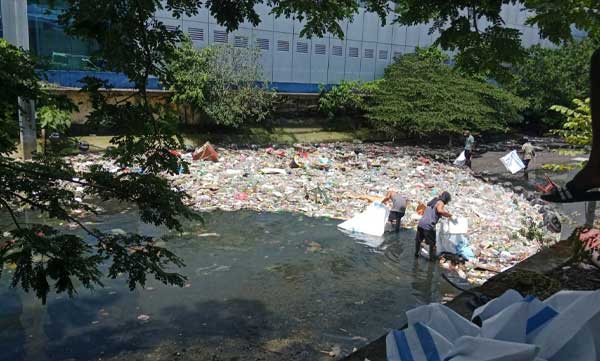 Wali Kota Ambon Soroti Tumpukan Sampah di Sungai Waitomu, Begini Responnya 1 Sampah Menumpuk di Jembatan dekat PU Mal