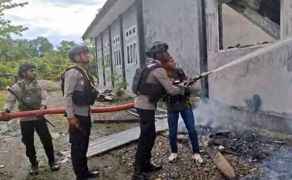 Satgas Gagalkan Kebakaran SMAN 2 Dekai Meluas