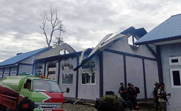 Tim Tindak Yahukimo Gerak Cepat Amankan Lokasi, Kebakaran di SMAN 2 Dekai Tak Meluas 2 Satgas Gagalkan Kebakaran SMAN 2 Dekai Meluas2