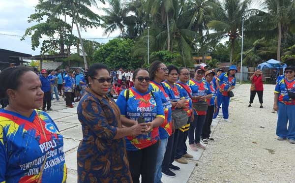 Jelang HUT ke 64, YPK Tanam Pohon dan Grebek Sampah di Pantai Holtekamp 1 YPK Tanam Pohon Grebek Sampah di Holtekam