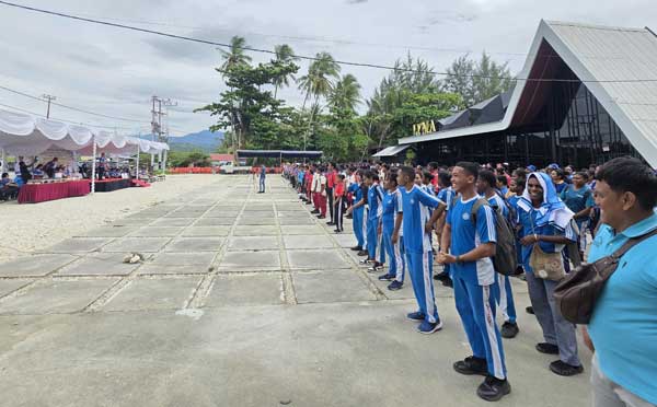 Jelang HUT ke 64, YPK Tanam Pohon dan Grebek Sampah di Pantai Holtekamp 3 YPK Tanam Pohon Grebek Sampah di Holtekam3