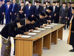 7 Anggota Dewan Komisioner OJK Resmi Sumpah Jabatan