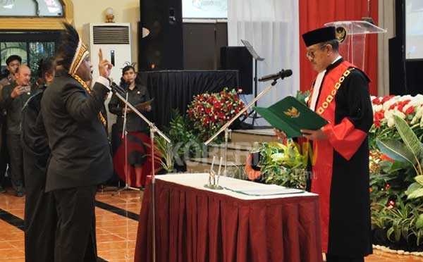 Frids Bernard Indow Resmi Jabat Wakil Ketua III DPRP Papua Barat 1 Frids Bernard Indow dilantik2