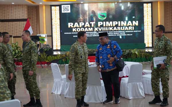 Hadiri Rapim Kodam XVIII/Kasuari, Kaban Kesbangpol PBD Paparkan Ini ! 2 George Japsenang Rapim Kodam Kasuari2