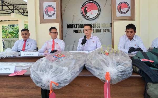 Direktur Reserse Narkoba Polda PBD Kombes Pol Rizal Marito, S.H., S.I.K., M.Si Didamping Pejabat Setempat Saat Memberikan Keterangan Pers terkait Dua Pengungkapan Kasus Narkoba / Foto: Suzan