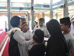 Hadiri Pengajian Ramadhan, Wakapolda Papua Barat Santuni Anak Yatim dan Kaum Dhuafa