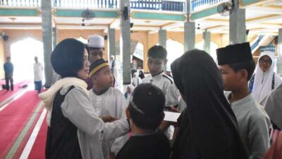 Wakapolda Papua Barat Brigjen Pol. Dr. Sulastiana,M.Si memberikan Santunan kepada Anak Yatim dan Kaum Dhuafa di Masjid Ridwanul Bahri Fasharkan Manokwari, Minggu (8/3/2026). Foto/ Humas Polda PB