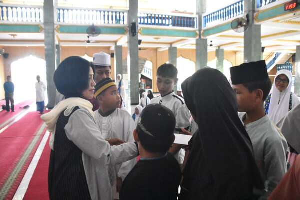 Wakapolda Papua Barat Brigjen Pol. Dr. Sulastiana,M.Si memberikan Santunan kepada Anak Yatim dan Kaum Dhuafa di Masjid Ridwanul Bahri Fasharkan Manokwari, Minggu (8/3/2026). Foto/ Humas Polda PB