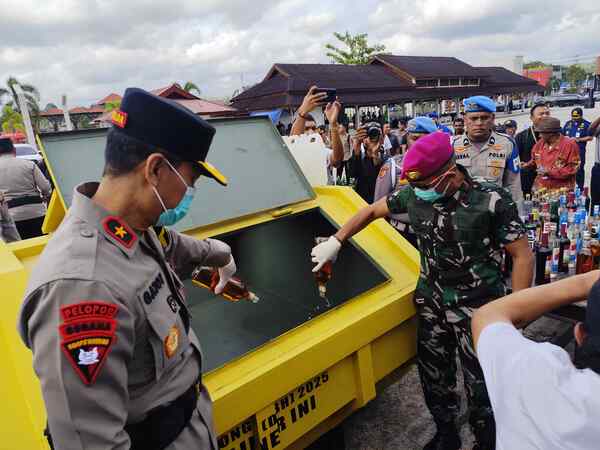 Kapolda Papua Barat Daya bersama Forkopimda melakukan pemusnahan miras secara simbolis di alun-alun Aimas, Kabupaten Sorong, Kamis (12/3/2026). Foto/ KENN