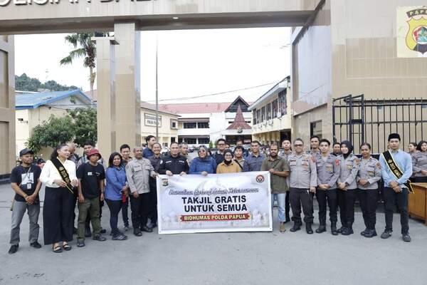 Duta Humas Polda Papua Berbagi Takjil, Pererat Kedekatan Polri dan Warga 2 IMG 20260314 WA0006