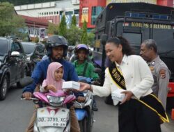 Duta Humas Polda Papua Berbagi Takjil, Pererat Kedekatan Polri dan Warga