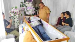 Kutuk Aksi Teror OTK di Tambrauw, Pemprov PBD Segera Ambil Langkah Tegas 11 Kaban Kesbangpol PBD George Japsenang melayat ke rumah duka almarhum Yeremia Lobo di Kompleks Kolam Buaya, Kelurahan Malanu, Distrik Sorong Utara, Kota Sorong, PBD, Selasa (17/3/2026) / Foto : KENN