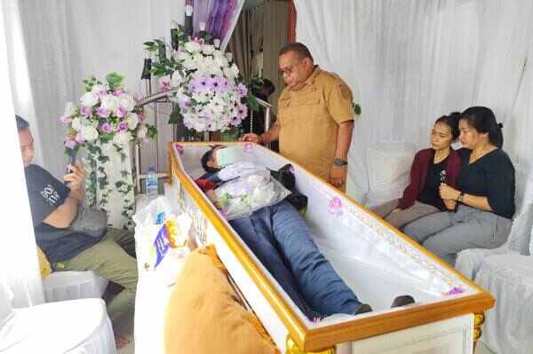 Kaban Kesbangpol PBD George Japsenang melayat ke rumah duka almarhum Yeremia Lobo di Kompleks Kolam Buaya, Kelurahan Malanu, Distrik Sorong Utara, Kota Sorong, PBD, Selasa (17/3/2026) / Foto : KENN