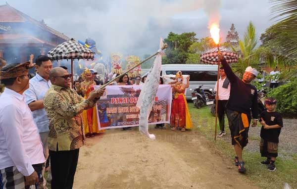 Wali Kota Sorong Septinus Lobat saat melepas rombongan Pawai Ogoh-ogoh di Pura Jagad Buana Kerti Malibela, Kota Sorong, Provinsi PBD, Rabu (18/3/2026) / Foto : KENN