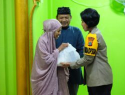 Wakapolda Papua Barat Bagikan Zakat Fitrah di Mesjid Al-Azhar Wosi
