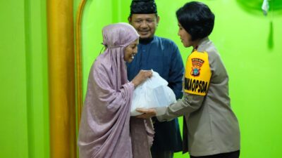 Wakapolda Papua Barat Bagikan Zakat Fitrah di Mesjid Al-Azhar Wosi 22 IMG 20260320 WA0006