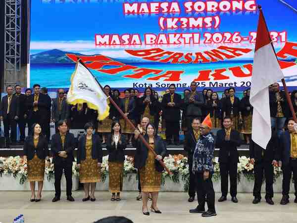 Ketua Umum K3MS Anneke Lieke Makatuuk,S.E.,M.M mengibarkan bendera Pataka organisasi setelah diserahkan oleh Wali Kota Sorong usai pelantikan di Gedung Lambert Jitmau, Kota Sorong, Rabu (25/3/2026) malam. Foto/ KENN