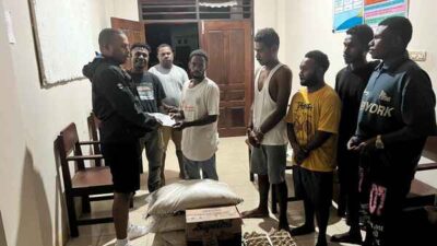 Legislator Papua Barat Daya Cartensz Malibela,S.IP menyerahkan bantuan Bahan Makanan kepada mahasiswa Moi di Manokwari, Provinsi Papua Barat, Kamis (26/3/2026). Foto/Ist