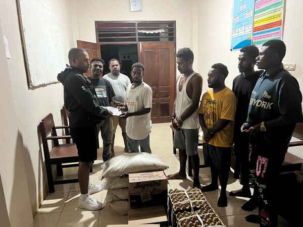 Legislator Papua Barat Daya Cartensz Malibela,S.IP menyerahkan bantuan Bahan Makanan kepada mahasiswa Moi di Manokwari, Provinsi Papua Barat, Kamis (26/3/2026). Foto/Ist