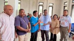 Resmikan Ratusan Rumah Layak Huni, Gubernur Elisa Tegaskan Komitmen Pemerintah Bangun PBD 4 Gubernur Papua Barat Daya Elisa Kambu,S.Sos menyerahkan kunci rumah kepada masyarakat OAP yang kurang mampu/Foto:Ist