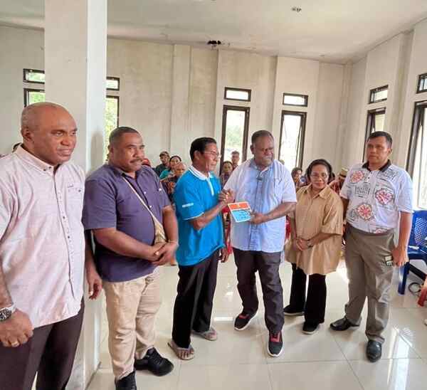 Gubernur Papua Barat Daya Elisa Kambu,S.Sos menyerahkan kunci rumah kepada masyarakat OAP yang kurang mampu/Foto:Ist