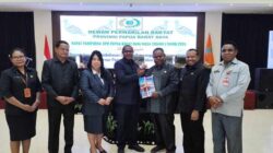 Dokumen LKPJ Gubernur PBD Tahun 2025 Diserahkan, DPRP : Dibahas Segera 3 Gubernur Papua Barat Daya Elisa Kambu Menyerahkan Dokumen LKPJ tahun 2025 kepada Pimpinan DPRP PBD, Senin (30/3/2026)/ Foto: KENN