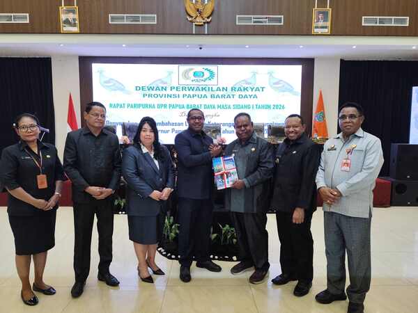 Gubernur Papua Barat Daya Elisa Kambu Menyerahkan Dokumen LKPJ tahun 2025 kepada Pimpinan DPRP PBD, Senin (30/3/2026)/ Foto: KENN