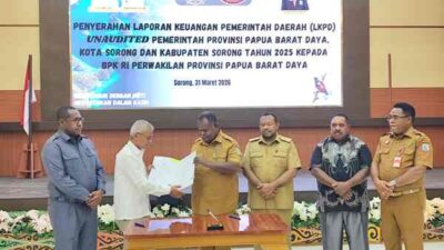 Gubernur Papua Barat Daya Elisa Kambu menyerahkan dokumen LKPD UNAUDITED Tahun 2025 kepada kepala BPK RI Perwakilan Papua Barat Daya di Aula lantai III Kantor sementara Gubernur PBD, Senin (31/3/2026)/ Foto: KENN