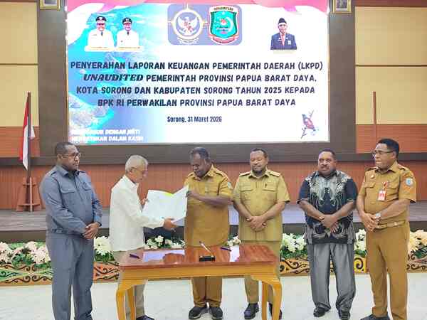 BPK Terima Dokumen LKPD Pemprov PBD, Kota dan Kabupaten Sorong Tahun 2025, Ini Harapan Gubernur 1 Gubernur Papua Barat Daya Elisa Kambu menyerahkan dokumen LKPD UNAUDITED Tahun 2025 kepada kepala BPK RI Perwakilan Papua Barat Daya di Aula lantai III Kantor sementara Gubernur PBD, Senin (31/3/2026)/ Foto: KENN