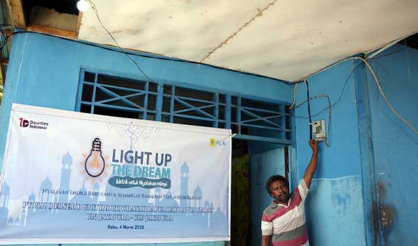Sambut Ramadan Penuh Berkah, Insan PLN "Terangi" 35 Rumah Tangga di Tanah Papua 3 PLN Program LUTD 35 RT di Tanah Papua3