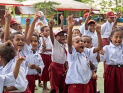 Sambut Setahun Danantara, PLN Salurkan 500 Paket Perlengkapan Sekolah di Merauke