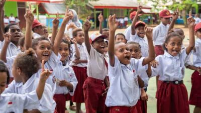 Sambut Setahun Danantara, PLN Salurkan 500 Paket Perlengkapan Sekolah di Merauke