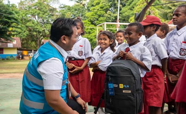 Sambut Setahun Danantara, PLN Salurkan 500 Paket Perlengkapan Sekolah di Merauke 3 PLN Sambut Setahun Danantara bagi2 Tas di Merauke3