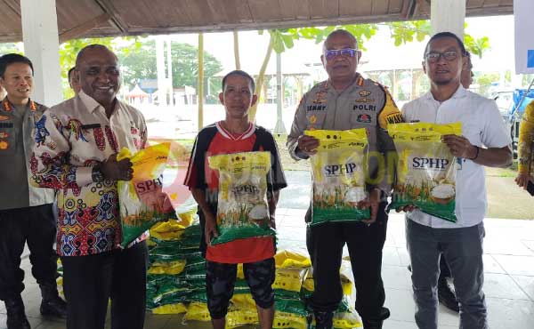 Polda PBD Gandeng Bulog Sorong Gelar Pangan Murah Jangkau Kebutuhan Masyarakat 1 POolda PBD Bulog Sorong Gerakan pangan Murah