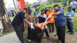 HUT ke 49 Kampung Klasaman: Pemkot Sorong Deklarasi Kebersihan-Tanam 150 Pohon 8 Pemkot Sorong HUT 49 Kp Klasaman Tanam Pohon
