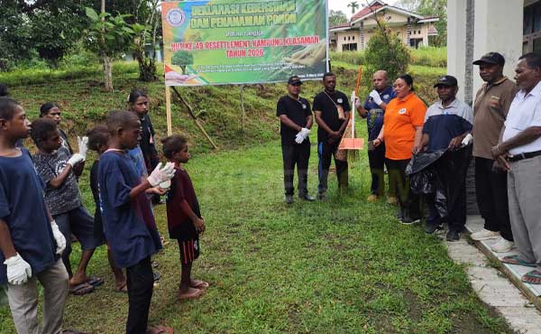 HUT ke 49 Kampung Klasaman: Pemkot Sorong Deklarasi Kebersihan-Tanam 150 Pohon 2 Pemkot Sorong HUT 49 Kp Klasaman Tanam Pohon2