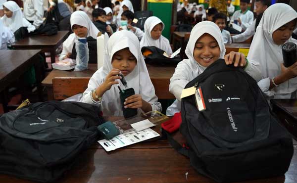 Setahun Danantara: Pertamina Bagi-bagi 2.000 Paket Sekolah Bagi Anak Papua 2 Pertamina Bagi 2000 Paket Sekolah2