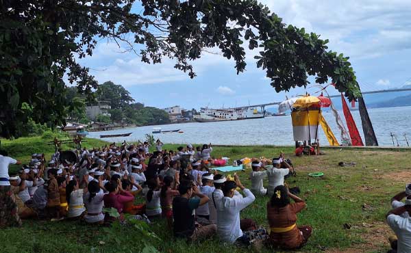 Ratusan Umat Hindu di Ambon Upacara Melans2