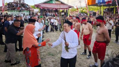 Saadiah Uluputtty Tradisi Pukul Sapu Lidi