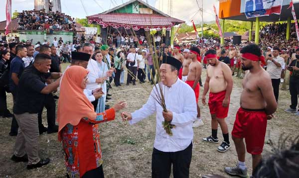 Saadiah Uluputtty Tradisi Pukul Sapu Lidi