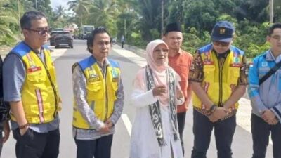Saadiah Uluputty Tinjau Ruas Jalan Piru Loki