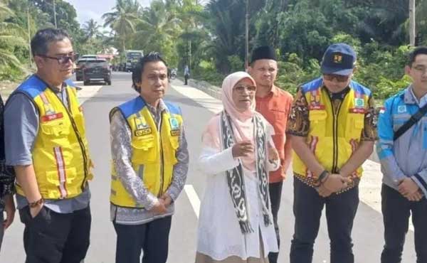Saadiah Uluputty Tinjau Ruas Jalan Piru Loki