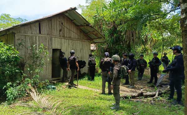 Satgas Damai Cartenz Tangkap Pentolan KKB di Dekai, Ini Daftar Aksi Kekerasannya 2 Satgas DC Pentolan KKB di Dekai2